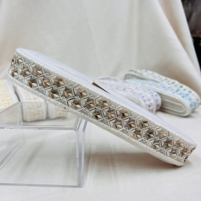【50cm単位】 刺繍リボン 細幅 ホワイトチュール カラフル双葉 白い蕾を咲かせよう チュール 幅約3.5cm 23040626030