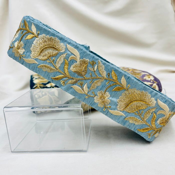 【50cm単位】 刺繍リボン 豪華絢爛 眩い輝き ゴールドの魔法 魅惑の花柄 布地 幅約5cm 230508003