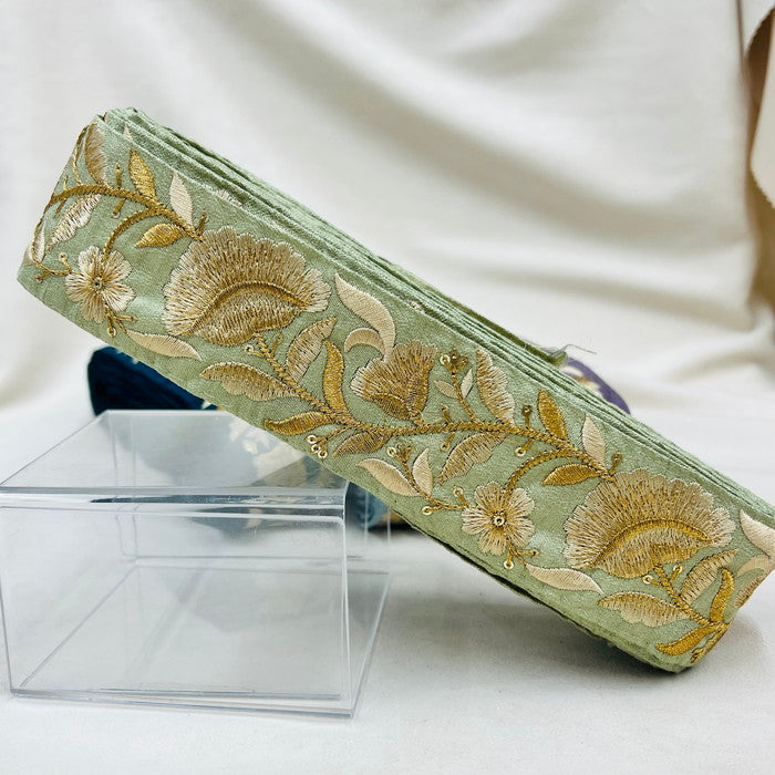 【50cm単位】 刺繍リボン 豪華絢爛 眩い輝き ゴールドの魔法 魅惑の花柄 布地 幅約5cm 230508003