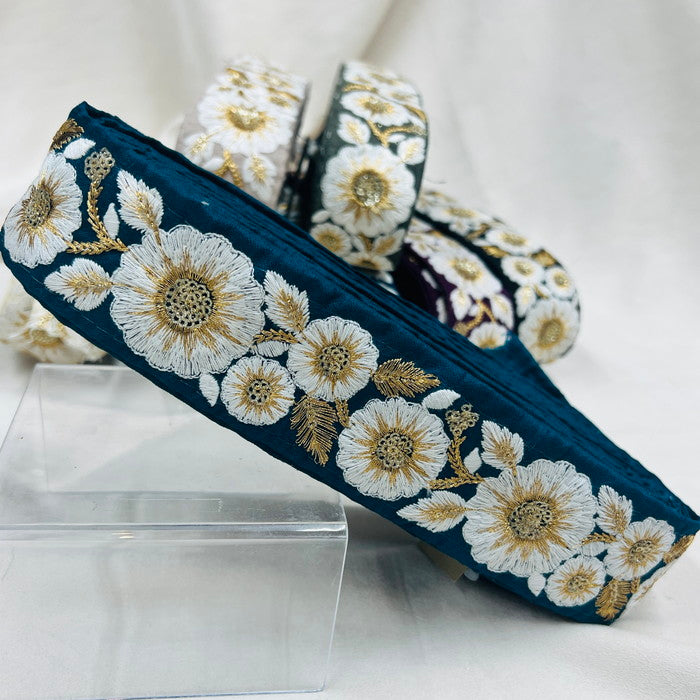 【50cm単位】 刺繍リボン スパンコールが輝く ゴールドの葉に魅せられて 白い花柄 布地 幅約4.3cm 230508004