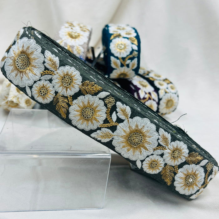 【50cm単位】 刺繍リボン スパンコールが輝く ゴールドの葉に魅せられて 白い花柄 布地 幅約4.3cm 230508004