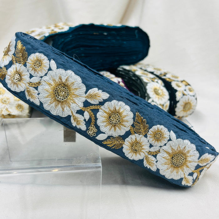 【50cm単位】 刺繍リボン スパンコールが輝く ゴールドの葉に魅せられて 白い花柄 布地 幅約4.3cm 230508004