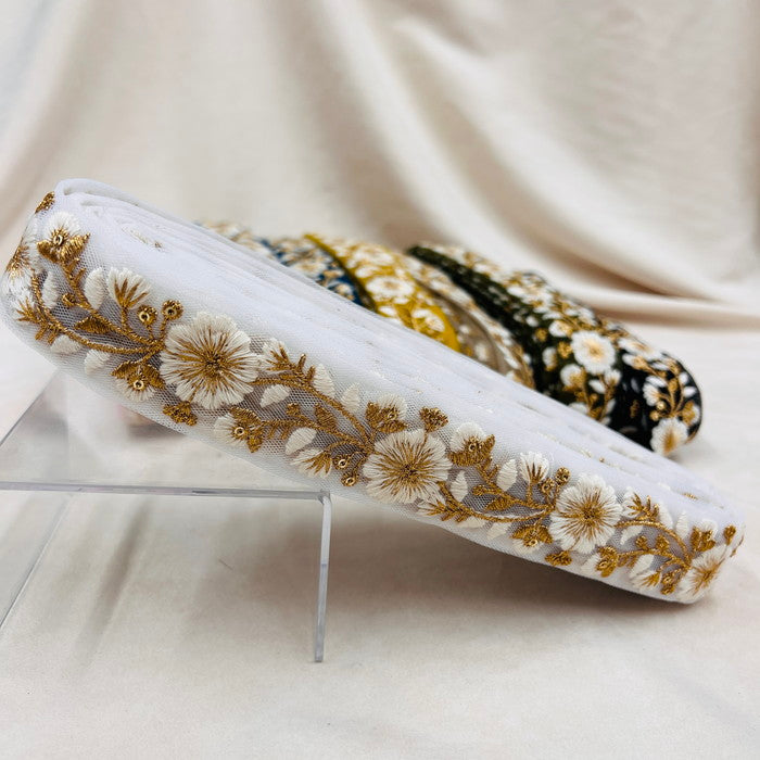 【50cm単位】 刺繍リボン 金糸がアクセント 陽の光に煌めく 白い花 チュール 幅約3.4cm 230508012