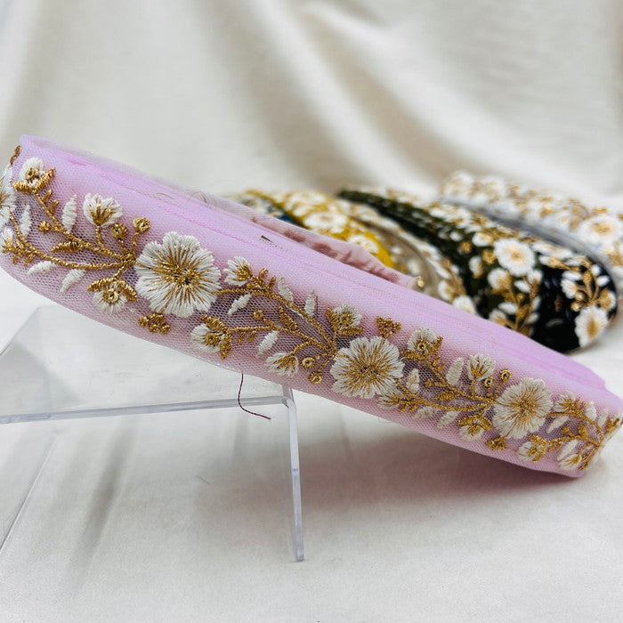 【50cm単位】 刺繍リボン 金糸がアクセント 陽の光に煌めく 白い花 チュール 幅約3.4cm 230508012