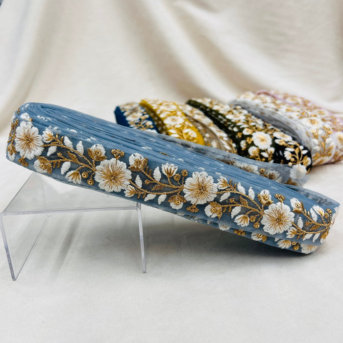 【50cm単位】 刺繍リボン 金糸がアクセント 陽の光に煌めく 白い花 チュール 幅約3.4cm 230508012