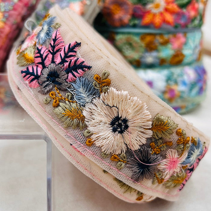 【50cm単位】 刺繍リボン ノンスパンコール ニュアンスカラーが今どき リボンいっぱいの花柄 チュール 幅約4.4cm 230508010