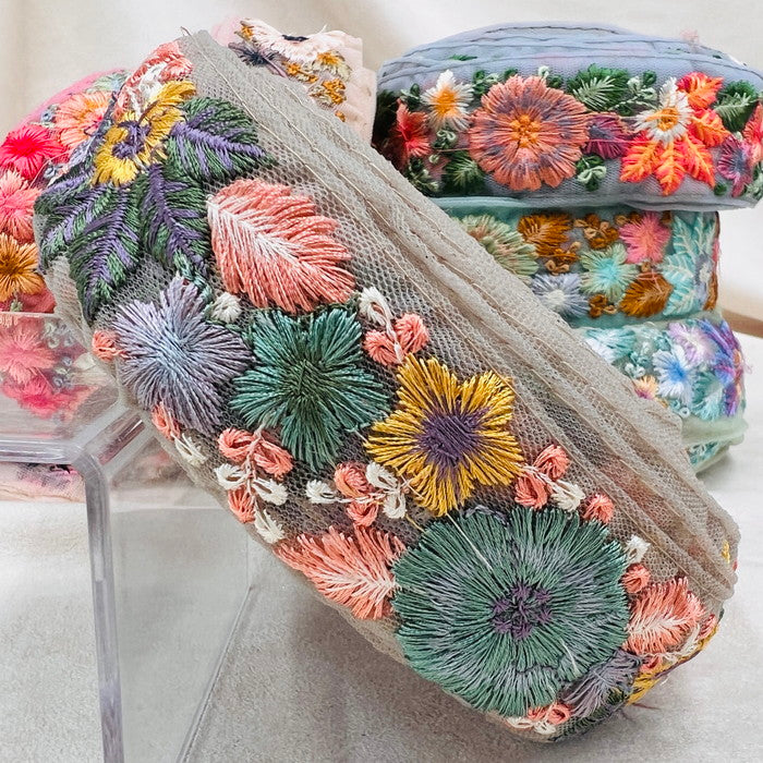 【50cm単位】 刺繍リボン ノンスパンコール ニュアンスカラーが今どき リボンいっぱいの花柄 チュール 幅約4.4cm 230508010