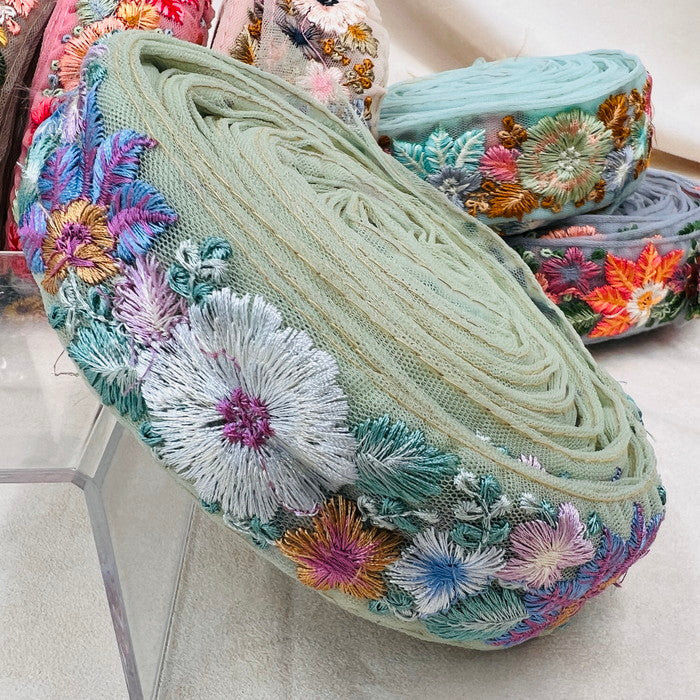 【50cm単位】 刺繍リボン ノンスパンコール ニュアンスカラーが今どき リボンいっぱいの花柄 チュール 幅約4.4cm 230508010
