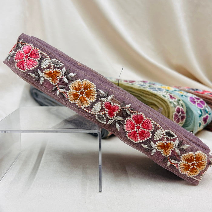 【50cm単位】 刺繍リボン 中間色が今どき 淡い恋の 物語 柔らかい花柄 インド刺繡リボン チュール 幅約3.5cm 230529010