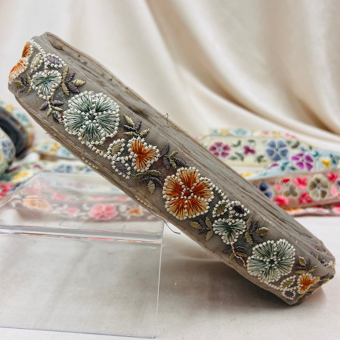 【50cm単位】 刺繍リボン 中間色が今どき 淡い恋の 物語 柔らかい花柄 インド刺繡リボン チュール 幅約3.5cm 230529010