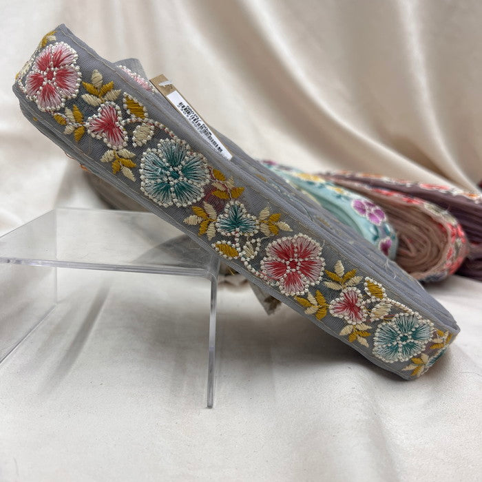 【50cm単位】 刺繍リボン 中間色が今どき 淡い恋の 物語 柔らかい花柄 インド刺繡リボン チュール 幅約3.5cm 230529010