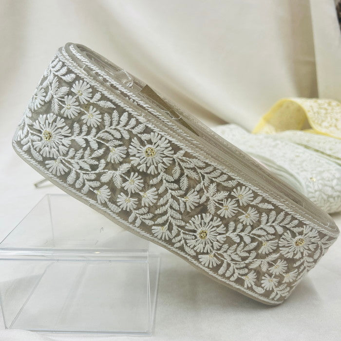 【50cm単位】 刺繍リボン 待望 太幅 スパンコールが アクセント 純白の花畑 インド刺繡リボン1 チュール 幅約7.5cm 230529011