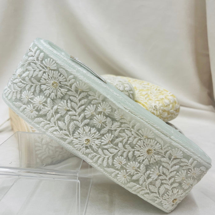 【50cm単位】 刺繍リボン 待望 太幅 スパンコールが アクセント 純白の花畑 インド刺繡リボン1 チュール 幅約7.5cm 230529011