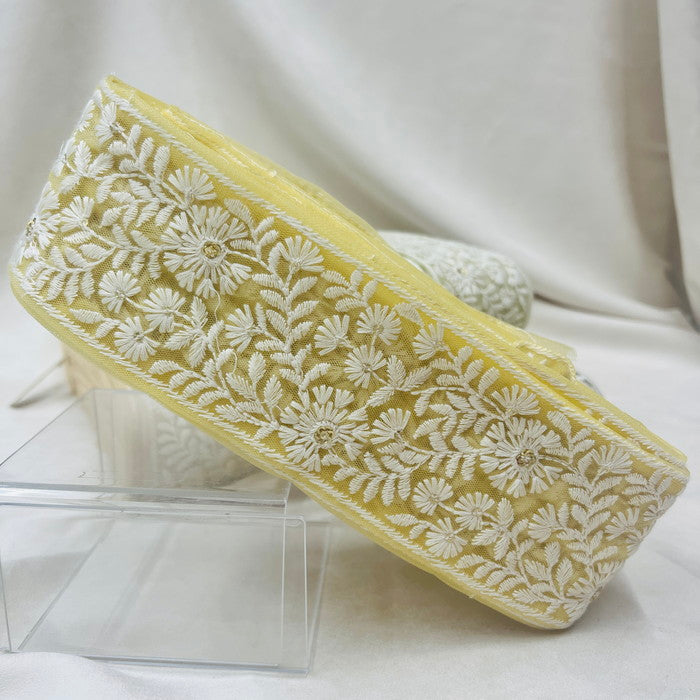 【50cm単位】 刺繍リボン 待望 太幅 スパンコールが アクセント 純白の花畑 インド刺繡リボン1 チュール 幅約7.5cm 230529011