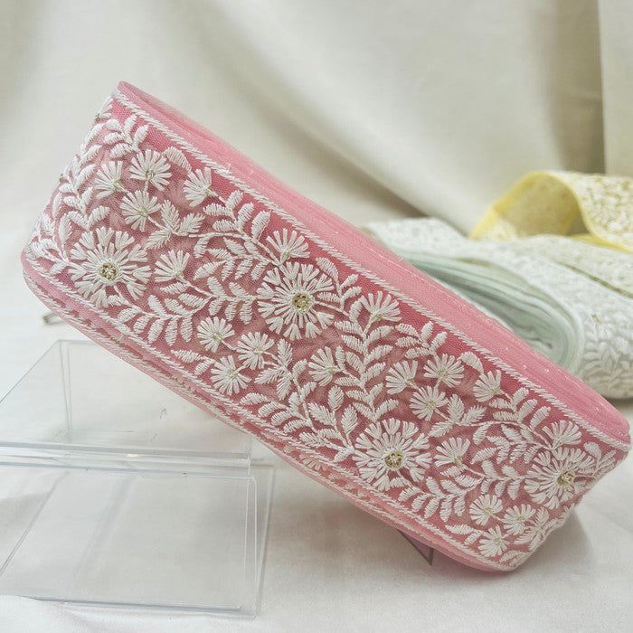 【50cm単位】 刺繍リボン 待望 太幅 スパンコールが アクセント 純白の花畑 インド刺繡リボン1 チュール 幅約7.5cm 230529011
