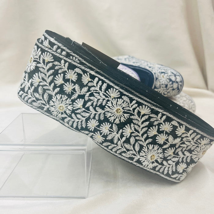 【50cm単位】 刺繍リボン 待望 太幅 スパンコールが アクセント 純白の花畑 インド刺繡リボン2 チュール 幅約7.2cm 230529012