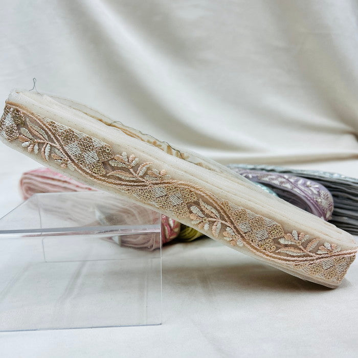 【50cm単位】 刺繍リボン 流れる曲線 川面に咲く 花のように 細幅 インド刺繡リボン チュール 幅約3cm 230529013