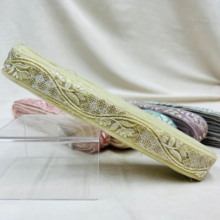 【50cm単位】 刺繍リボン 流れる曲線 川面に咲く 花のように 細幅 インド刺繡リボン チュール 幅約3cm 230529013