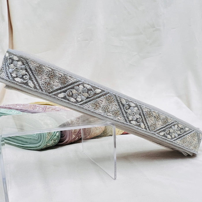 【50cm単位】 刺繍リボン スッキリすずしげ 幾何学模様が アクセント 細幅 インド刺繡リボン チュール 幅約3.1cm 230529014