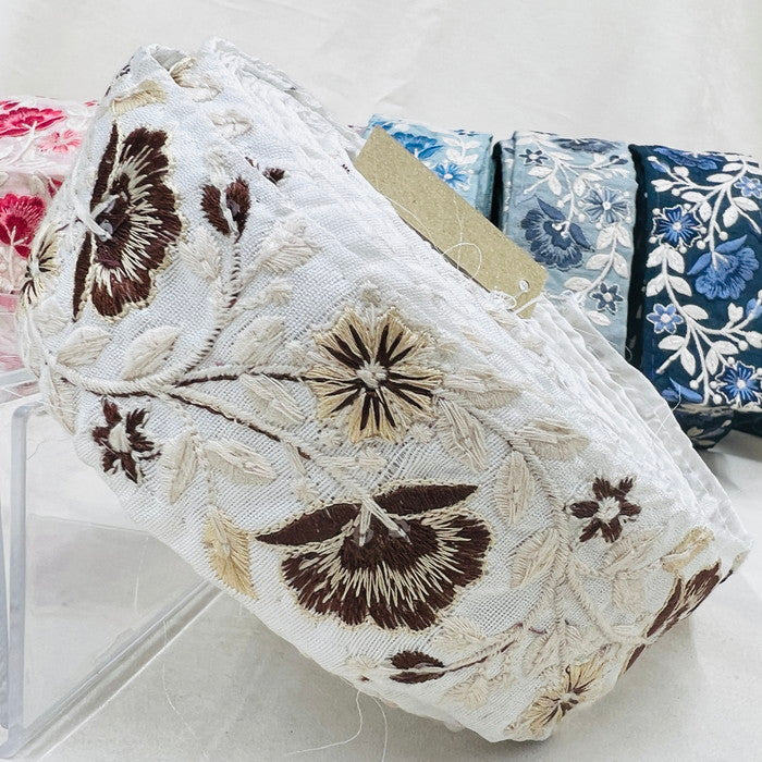 【50cm単位】 刺繍リボン ナチュラルが美しい ボタニカル花柄 同系色 布地 幅約5.3cm 230610003