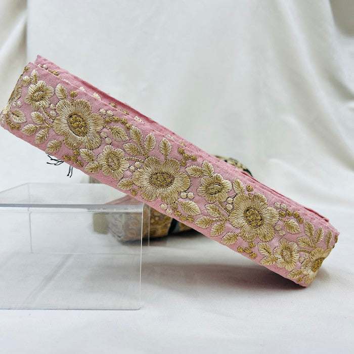 【50cm単位】 刺繍リボン ゴールドで紡ぐ コロンとした花柄 可愛さと美しさの共演 布地 幅約4.1cm 230610004