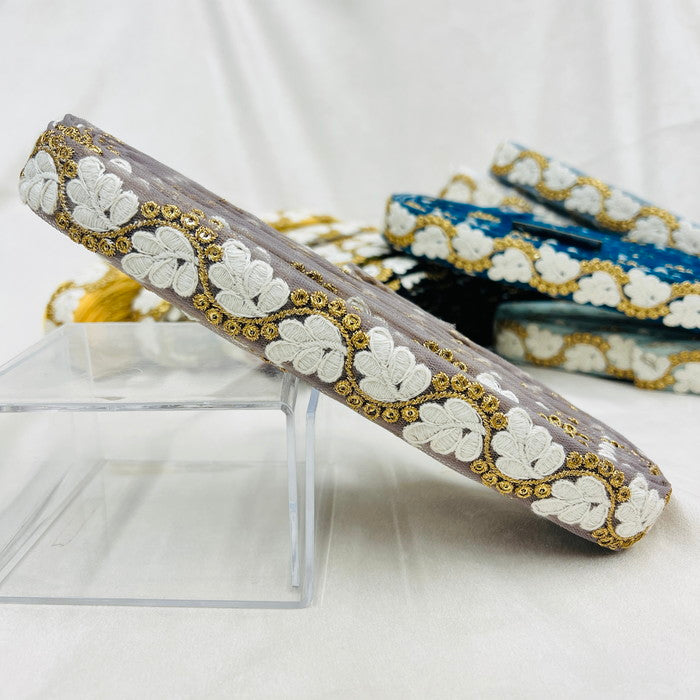 【50cm単位】 刺繍リボン 細幅 ホワホワふわふわ まるでソフトクリームみたいな 花柄 チュール 幅約2.7cm 230610011