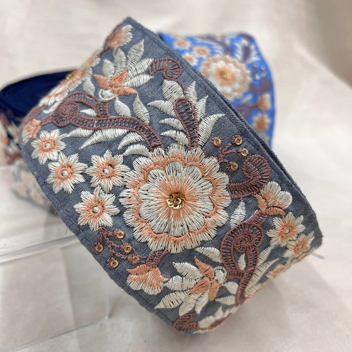 【50cm単位】 刺繍リボン 小さな歯車と車輪のような花柄 生地 スパンコール 幅約7.6cm 23072201