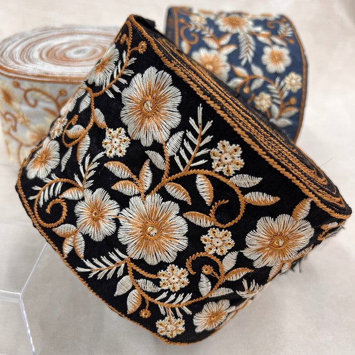 【50cm単位】 刺繍リボン 運命を変える 受け継がれた伝統の唐草の花柄 生地 スパンコール 幅約10cm 230722002