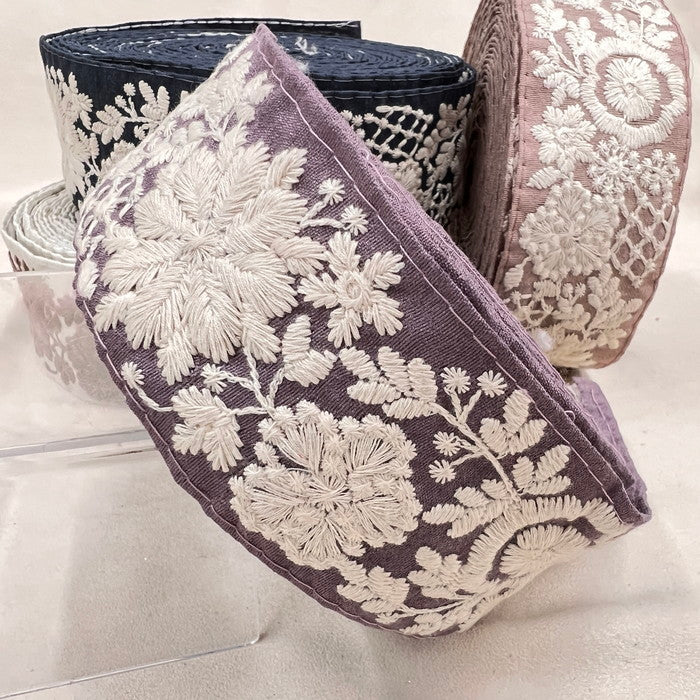 【50cm単位】 刺繍リボン ノンスパンコール くすみカラー生地に 華やぎ躍る妖精の 布地 幅約5.1cm 230722004