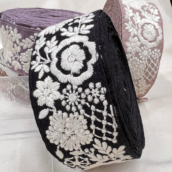 【50cm単位】 刺繍リボン ノンスパンコール くすみカラー生地に 華やぎ躍る妖精の 布地 幅約5.1cm 230722004