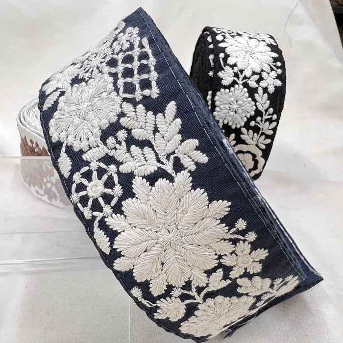 【50cm単位】 刺繍リボン ノンスパンコール くすみカラー生地に 華やぎ躍る妖精の 布地 幅約5.1cm 230722004