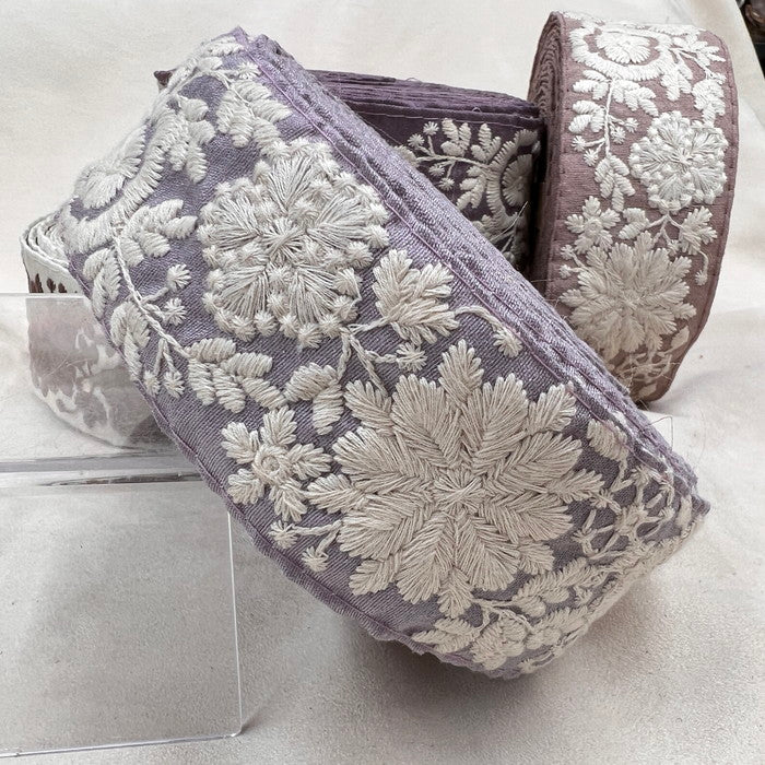 【50cm単位】 刺繍リボン ノンスパンコール くすみカラー生地に 華やぎ躍る妖精の 布地 幅約5.1cm 230722004