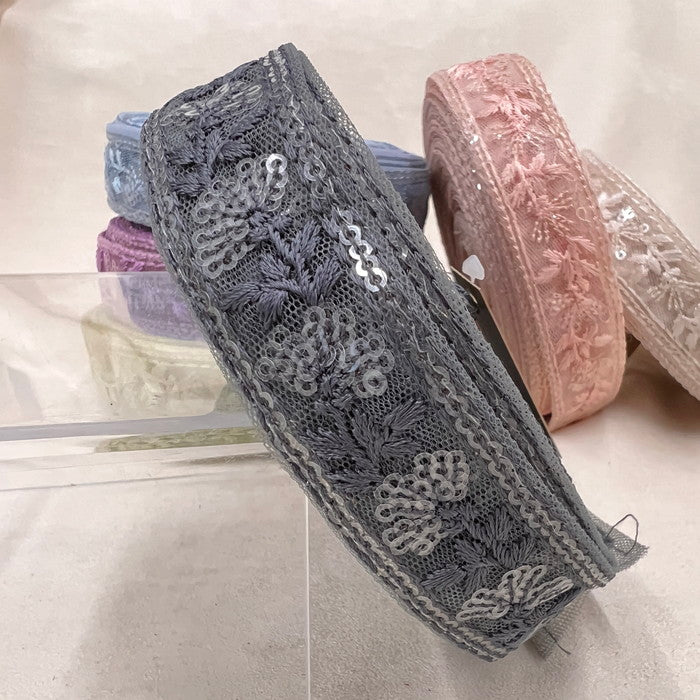 【50cm単位】 刺繡リボン 細幅 スパンコール キラキラ眩しい 幸せ気分のオニタビラコ チュール 幅約2.6cm 230722006