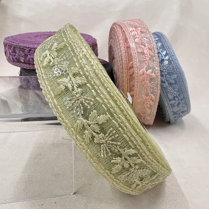 【50cm単位】 刺繡リボン 細幅 スパンコール キラキラ眩しい 幸せ気分のオニタビラコ チュール 幅約2.6cm 230722006