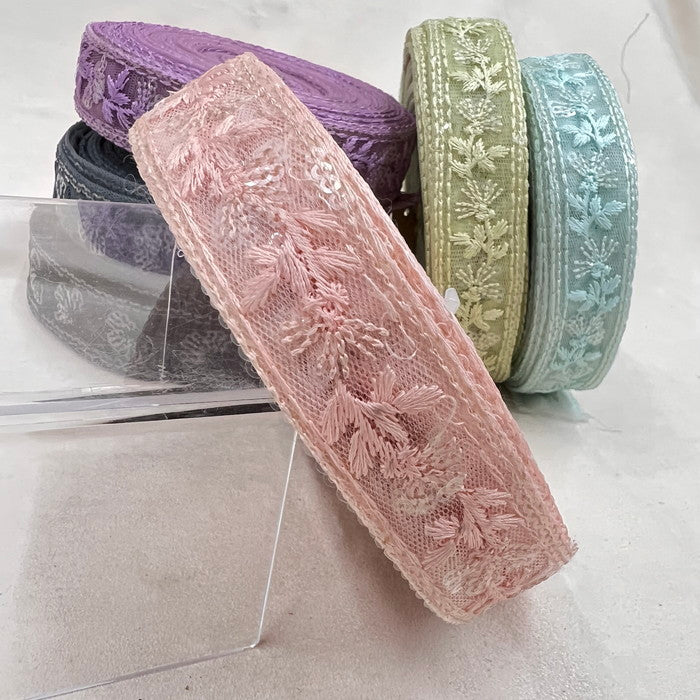 【50cm単位】 刺繡リボン 細幅 スパンコール キラキラ眩しい 幸せ気分のオニタビラコ チュール 幅約2.6cm 230722006