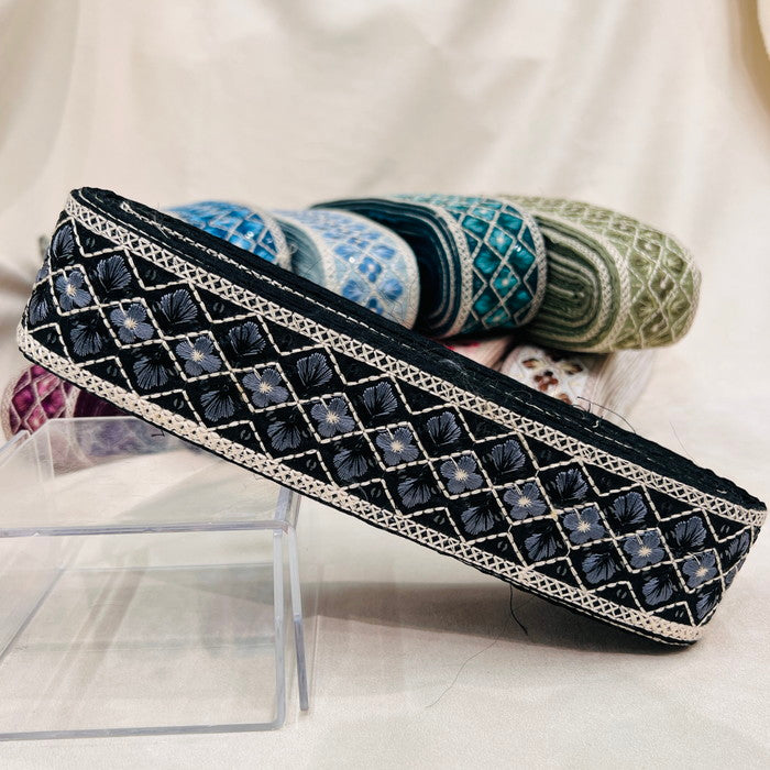 【50cm単位】 刺繍リボン 再再再入荷!! 控えめ白糸 大人気格子花柄 布地 幅約4.8cm 230722008