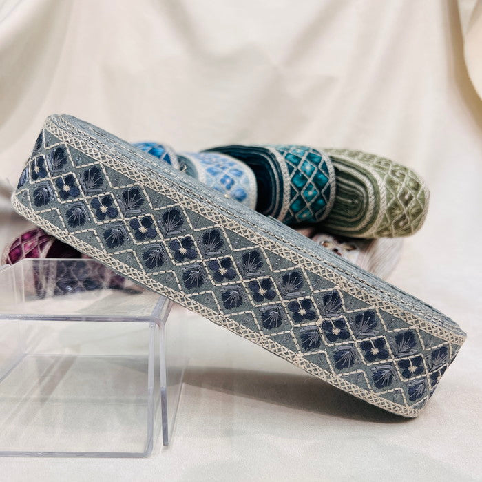 【50cm単位】 刺繍リボン 再再再入荷!! 控えめ白糸 大人気格子花柄 布地 幅約4.8cm 230722008