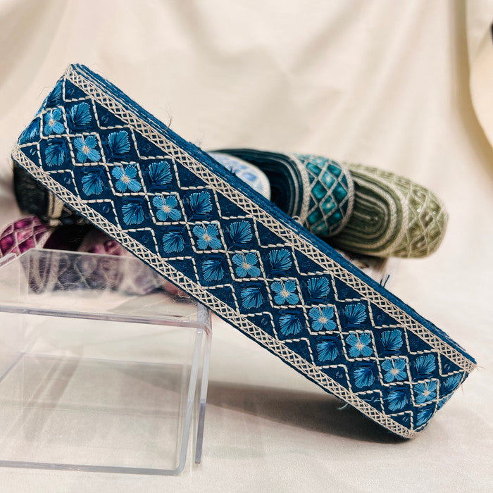 【50cm単位】 刺繍リボン 再再再入荷!! 控えめ白糸 大人気格子花柄 布地 幅約4.8cm 230722008