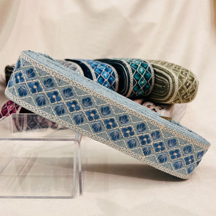 【50cm単位】 刺繍リボン 再再再入荷!! 控えめ白糸 大人気格子花柄 布地 幅約4.8cm 230722008