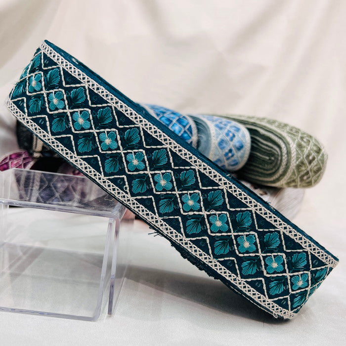 【50cm単位】 刺繍リボン 再再再入荷!! 控えめ白糸 大人気格子花柄 布地 幅約4.8cm 230722008