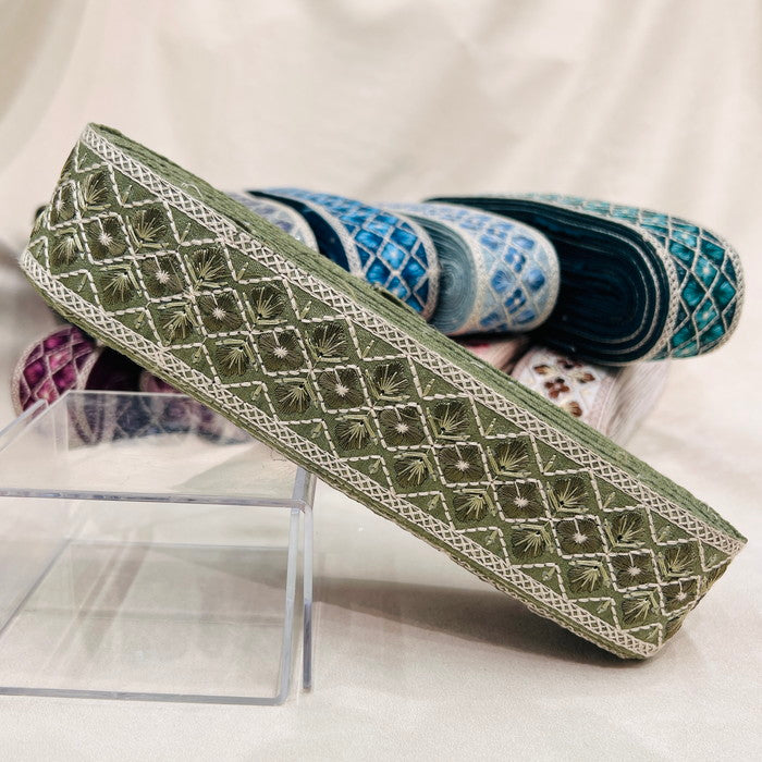 【50cm単位】 刺繍リボン 再再再入荷!! 控えめ白糸 大人気格子花柄 布地 幅約4.8cm 230722008