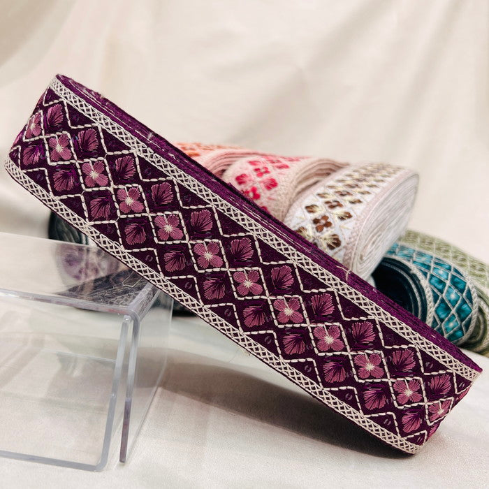 【50cm単位】 刺繍リボン 再再再入荷!! 控えめ白糸 大人気格子花柄 布地 幅約4.8cm 230722008