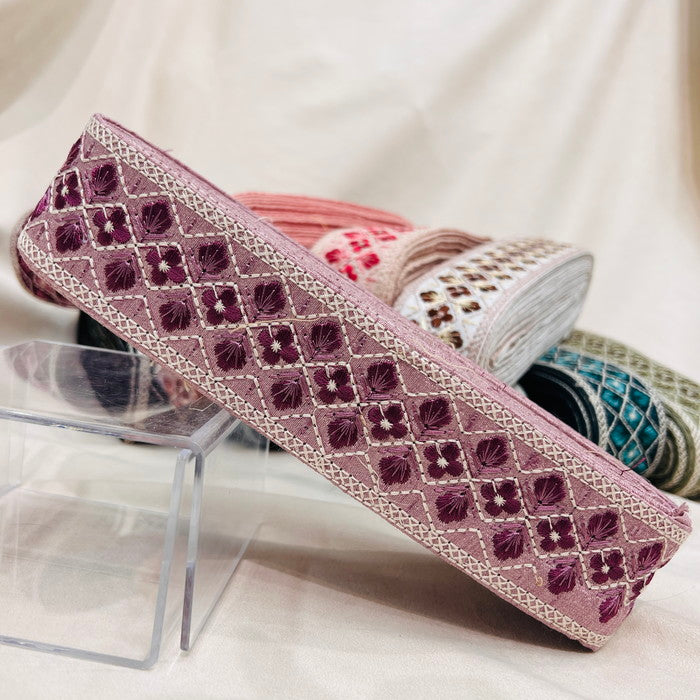 【50cm単位】 刺繍リボン 再再再入荷!! 控えめ白糸 大人気格子花柄 布地 幅約4.8cm 230722008