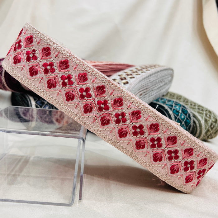 【50cm単位】 刺繍リボン 再再再入荷!! 控えめ白糸 大人気格子花柄 布地 幅約4.8cm 230722008