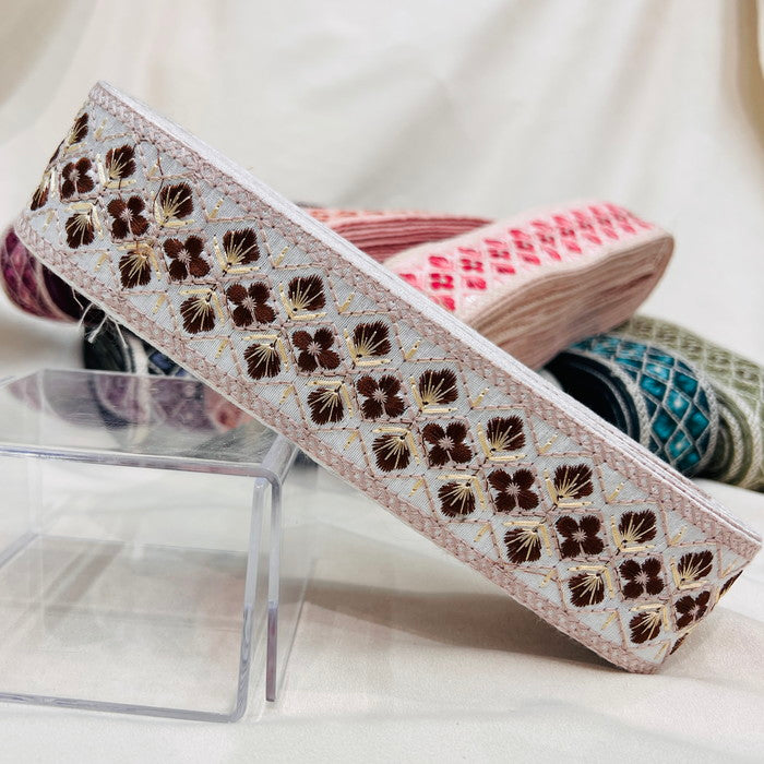 【50cm単位】 刺繍リボン 再再再入荷!! 控えめ白糸 大人気格子花柄 布地 幅約4.8cm 230722008