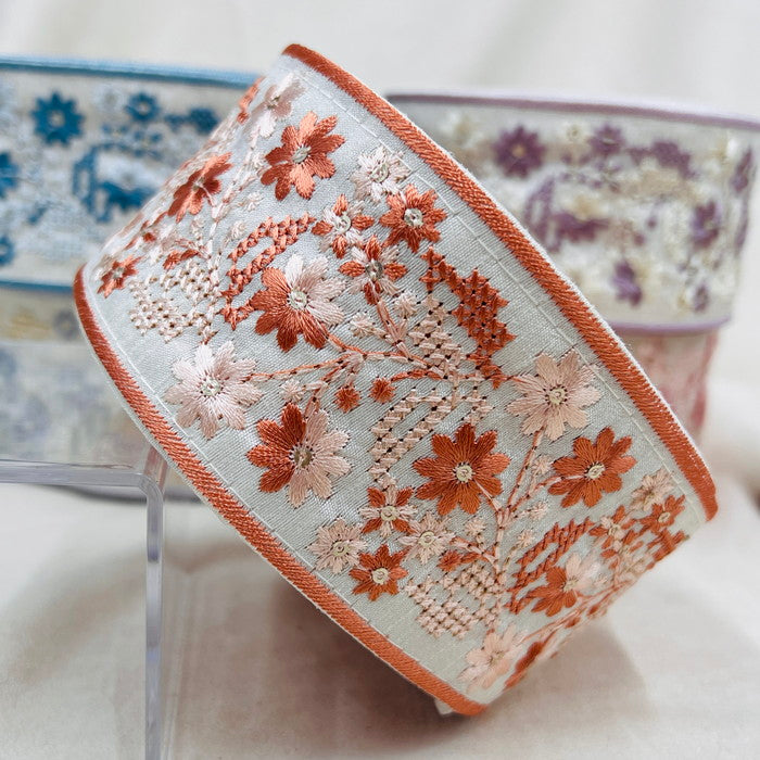【50cm単位】 刺繍リボン スパンコールが光る 幾何学と小花柄のコラボ② 布地 幅約6.3cm 230727003