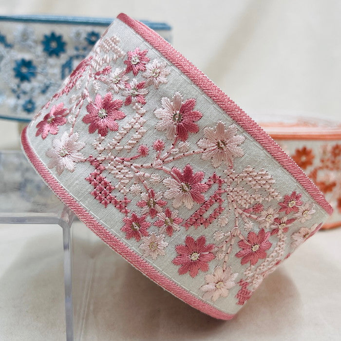 【50cm単位】 刺繍リボン スパンコールが光る 幾何学と小花柄のコラボ② 布地 幅約6.3cm 230727003