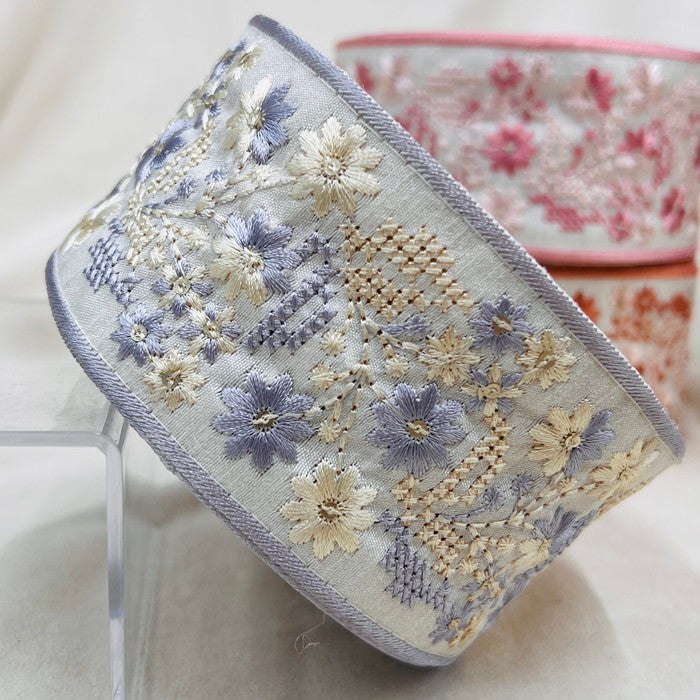 【50cm単位】 刺繍リボン スパンコールが光る 幾何学と小花柄のコラボ② 布地 幅約6.3cm 230727003