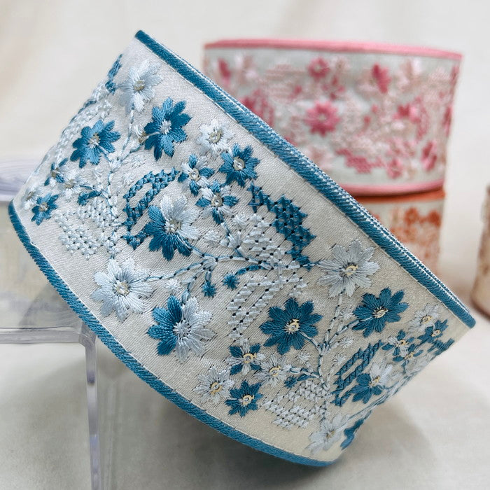 【50cm単位】 刺繍リボン スパンコールが光る 幾何学と小花柄のコラボ② 布地 幅約6.3cm 230727003