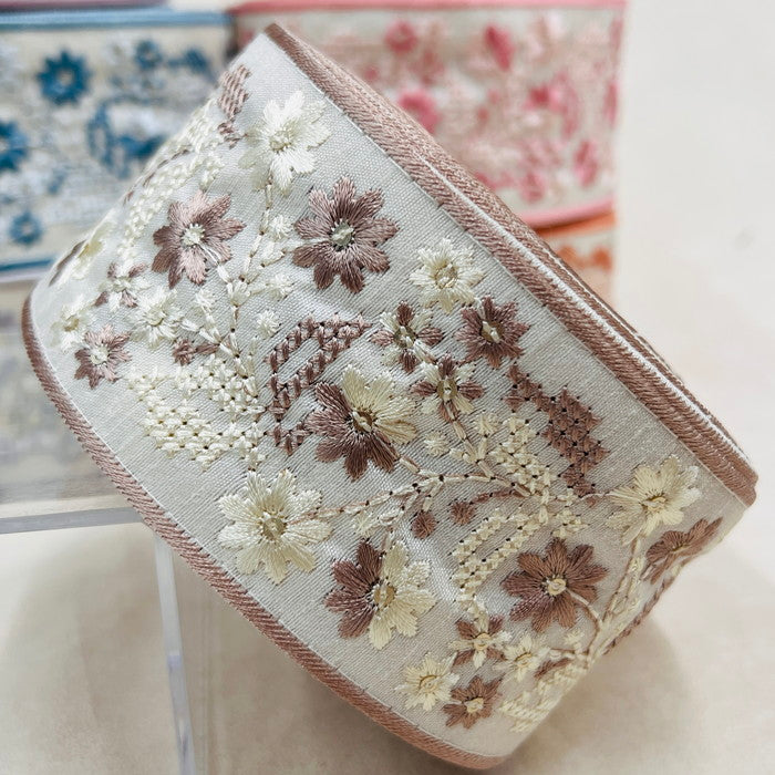 【50cm単位】 刺繍リボン スパンコールが光る 幾何学と小花柄のコラボ② 布地 幅約6.3cm 230727003